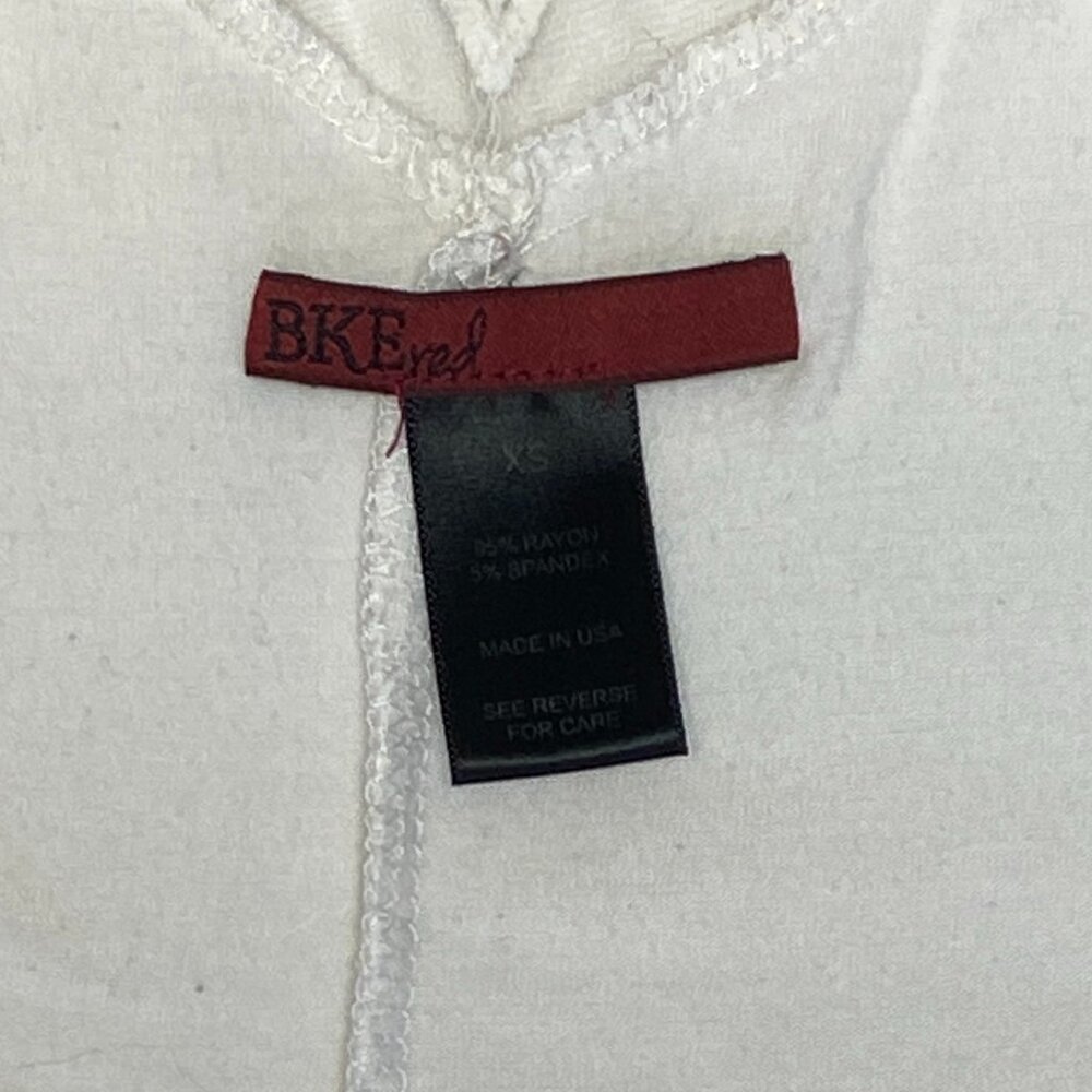 BKE Red Lace Shoulder White Tee XS V-Neck Short Raglan Sleeve Split Back Hem - Picture 10 of 11